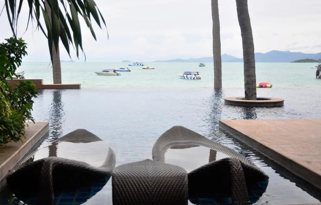 Vue sur l'océan depuis la zone de la piscine à Upni Duniya à Koh Samui
