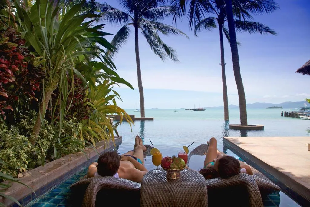 Couples se relaxant au bord de la piscine à Upni Duniya à Koh Samui