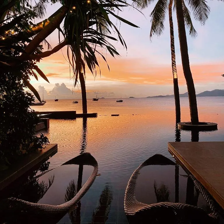 Vue époustouflante sur le coucher de soleil depuis Upni Duniya à Koh Samui