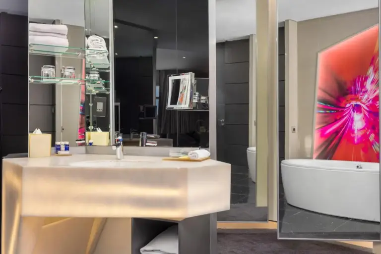 Diseño elegante del baño del V Hotel Dubai
