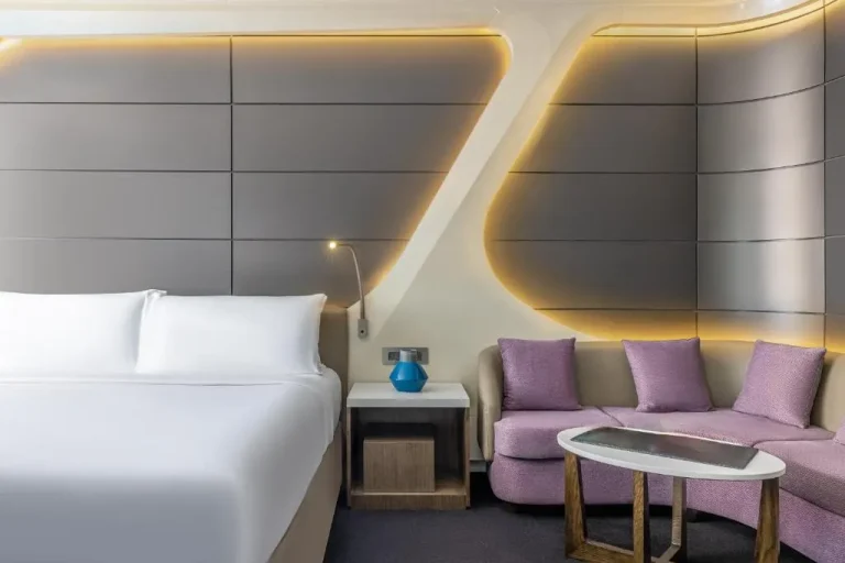 Dormitorio moderno del V Hotel Dubai con asientos acogedores
