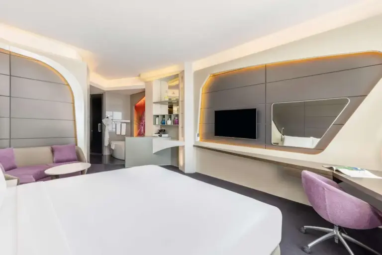 Habitación de huésped del V Hotel Dubai con diseño moderno