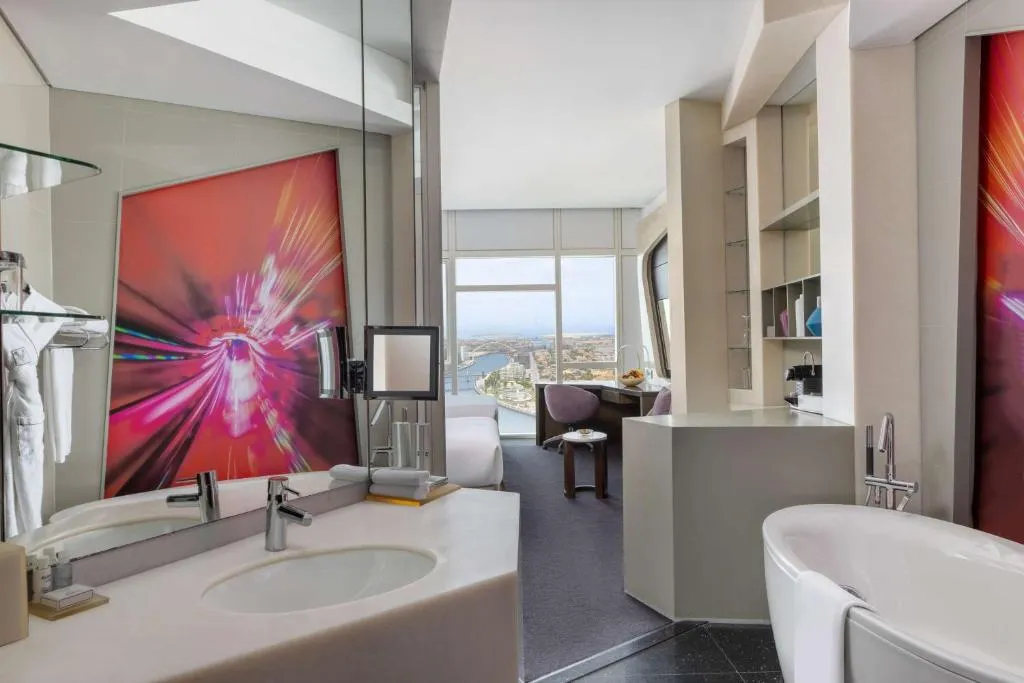 Baño de lujo del V Hotel Dubai con vistas impresionantes