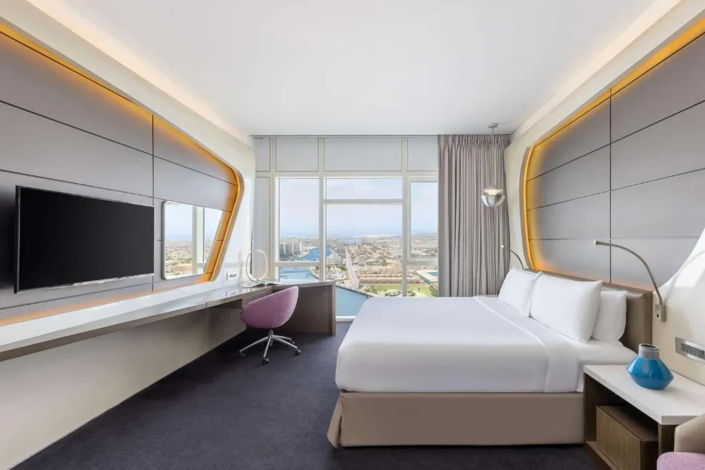 Dormitorio del V Hotel Dubai con vista
