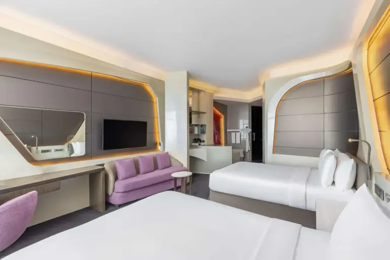 Habitación twin del V Hotel Dubai con muebles elegantes
