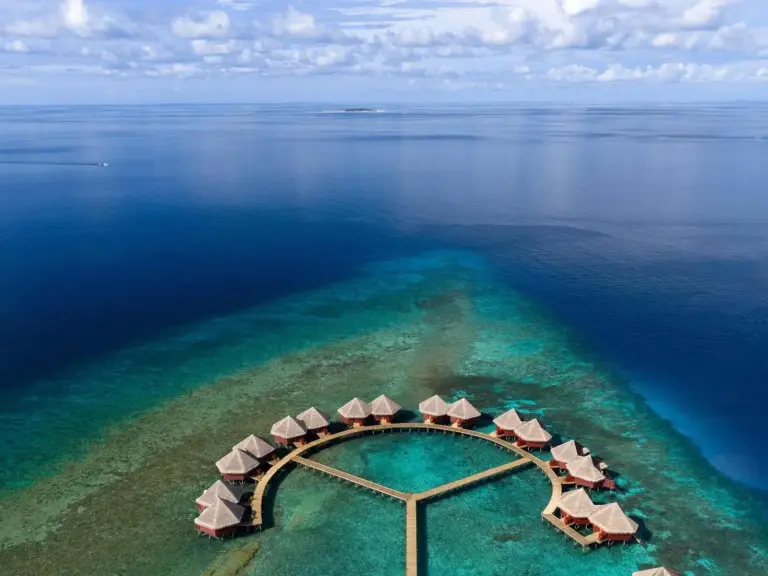 Disposition circulaire des bungalows au V Villas Maldives à Mirihi - MGallery Collection