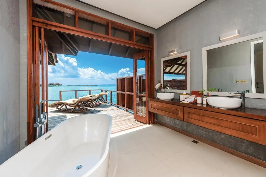 Badezimmer mit Meerblick im VARU by Atmosphere