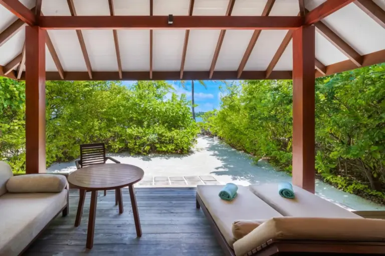 Veranda de la villa de plage à VARU by Atmosphere