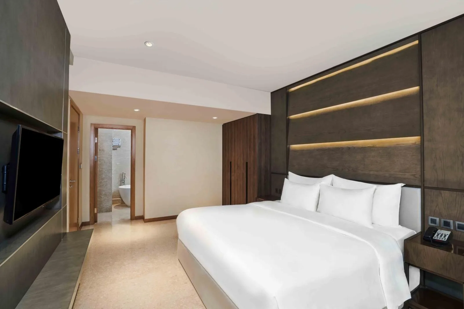 Habitación doble en Vasa Hotel Surabaya con características modernas