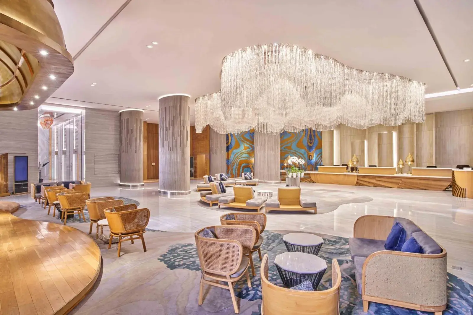Zona del vestíbulo de Vasa Hotel Surabaya que muestra un diseño moderno