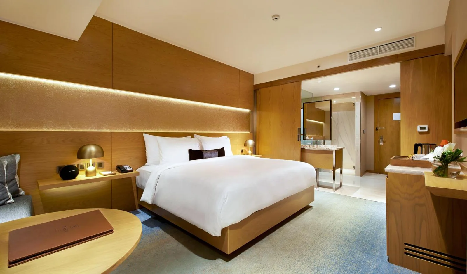 Elegante suite en Vasa Hotel Surabaya con servicios de lujo