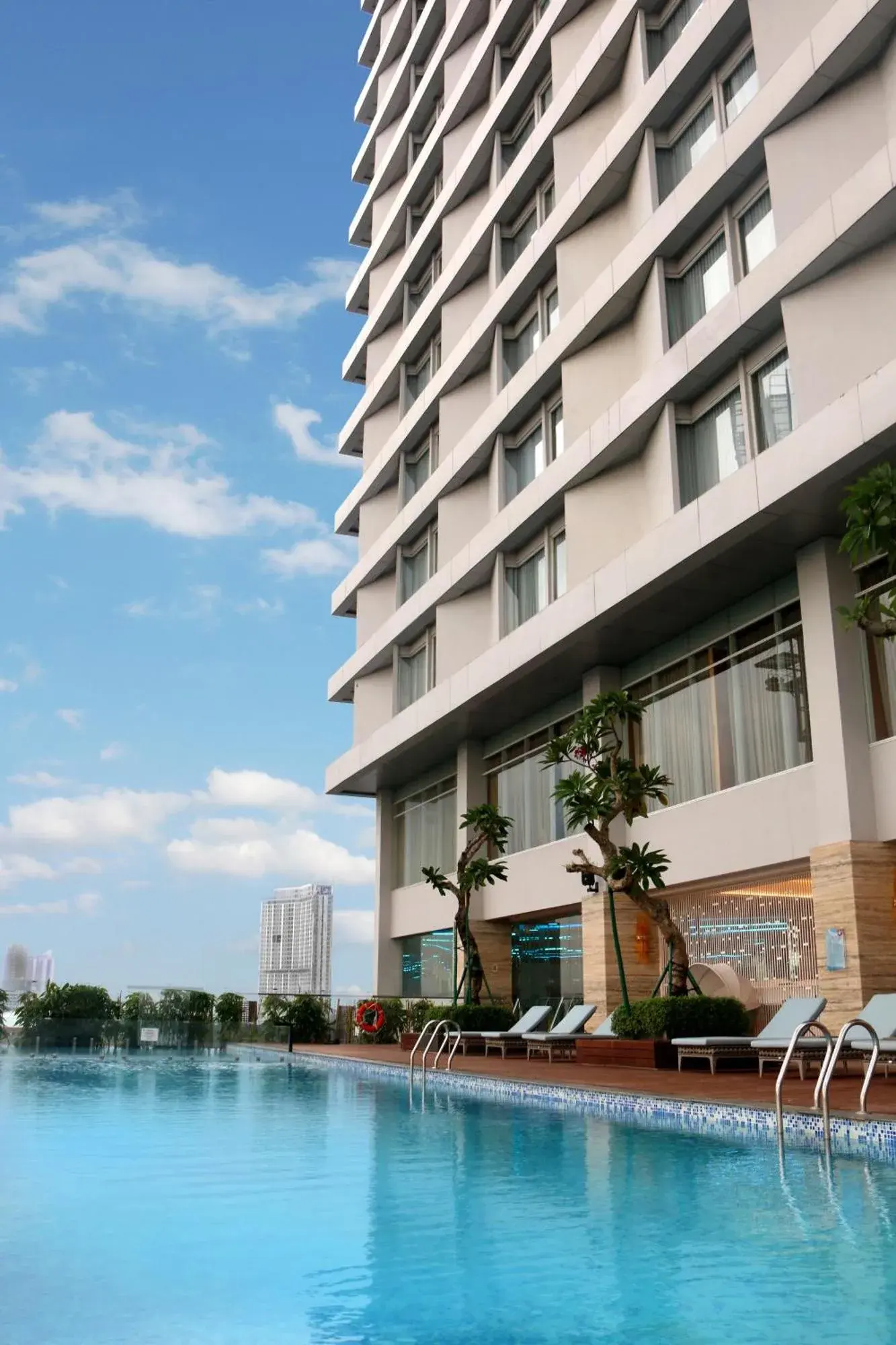 Piscina exterior en Vasa Hotel Surabaya con vistas