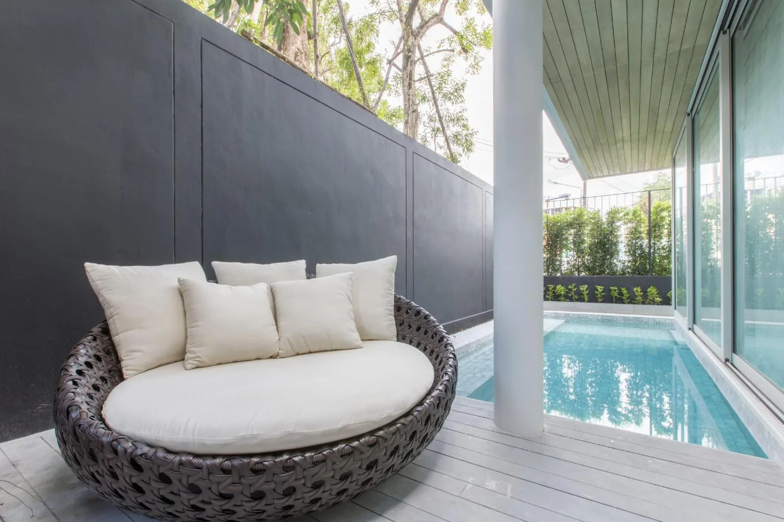 Veranda Residence Pattaya Pool Villa outdoor seating