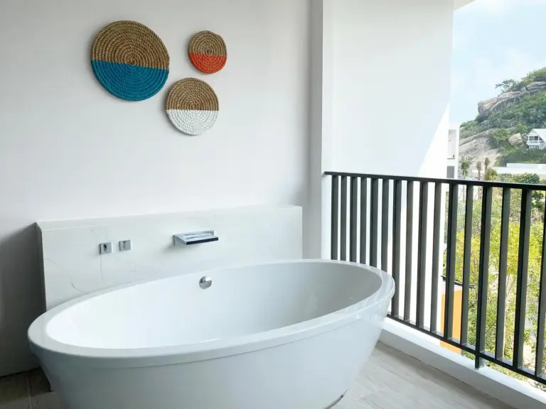 VERSO Hua Hin stylish bathtub with decorative wall art