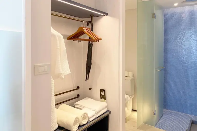VERSO Hua Hin wardrobe with towels and amenities