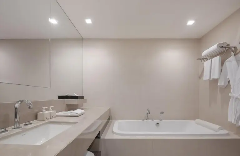 Badezimmer mit Badewanne im VIE Hotel Bangkok - MGallery Collection