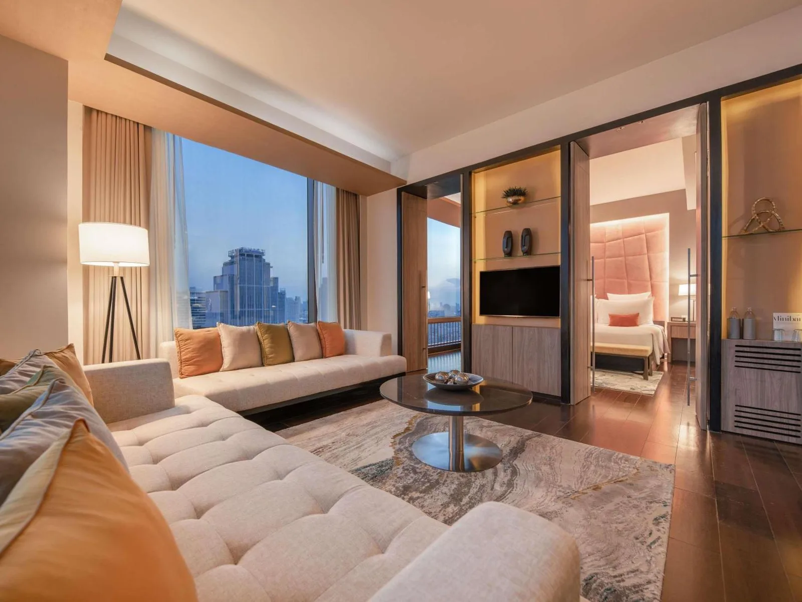 Wohnzimmer mit Stadtblick im VIE Hotel Bangkok - MGallery Collection
