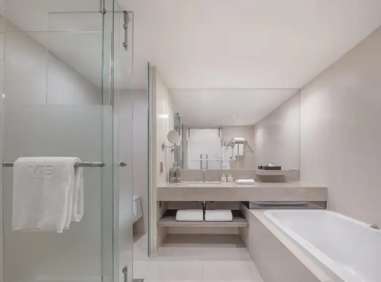 Modernes Badezimmer im VIE Hotel Bangkok - MGallery Collection