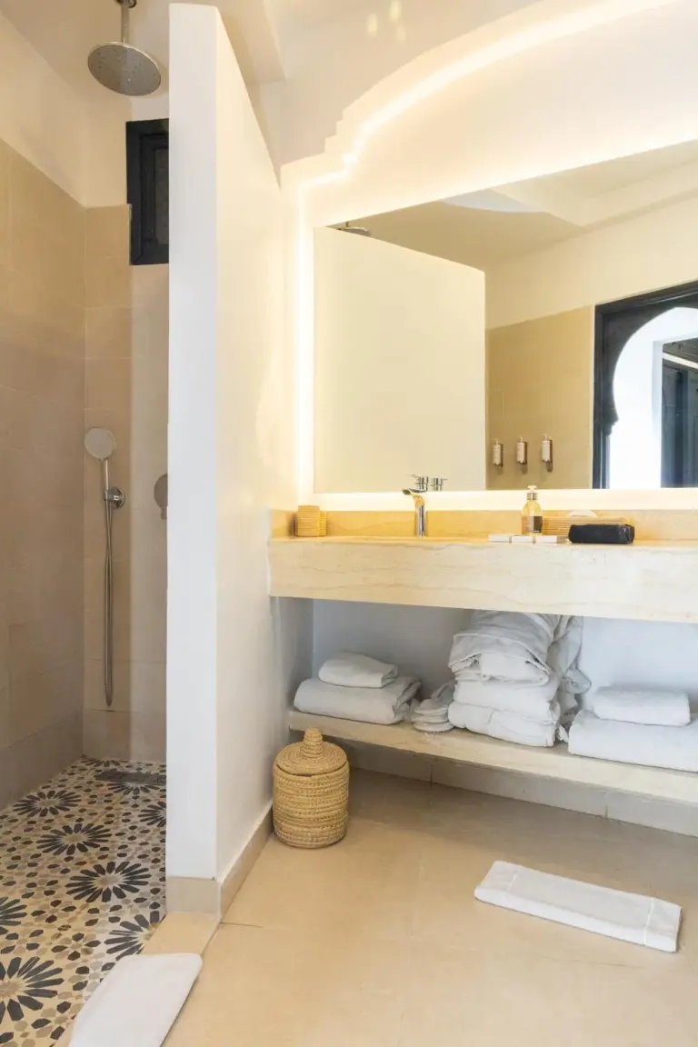 Salle de bains moderne de Villa Al Assala Palmeraie avec douche