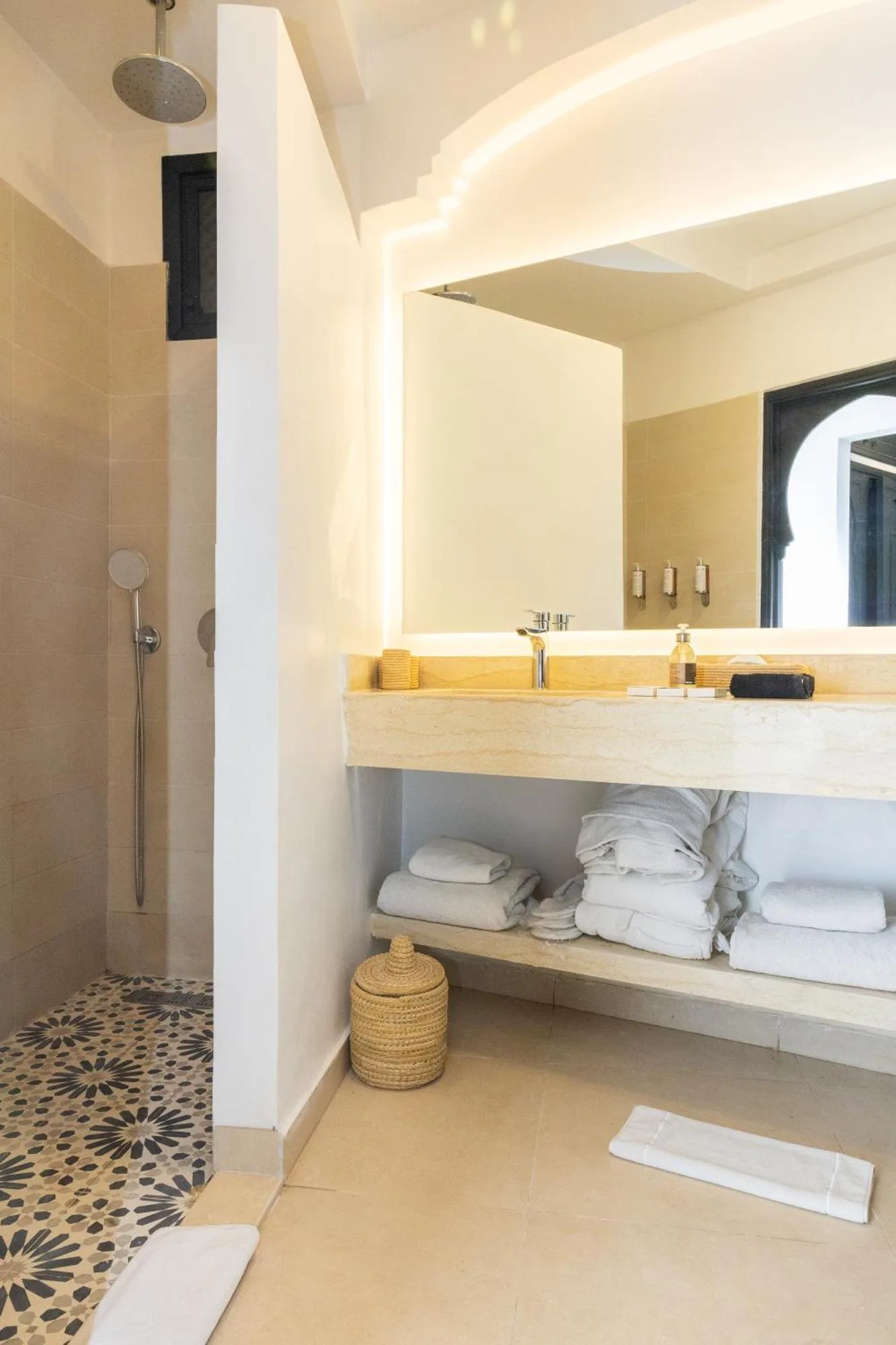 Salle de bains moderne de Villa Al Assala Palmeraie avec douche