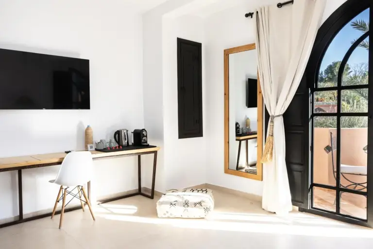 Espace de travail de Villa Al Assala Palmeraie avec bureau et TV