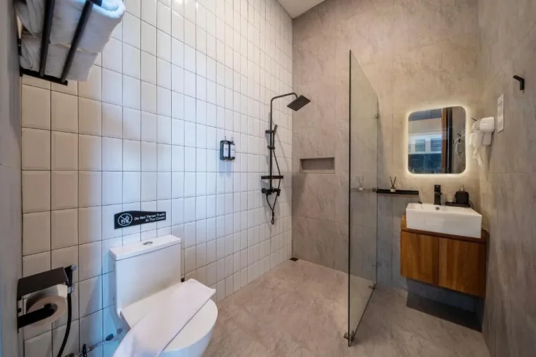 Modern bathroom in Villa Camilia Puncak