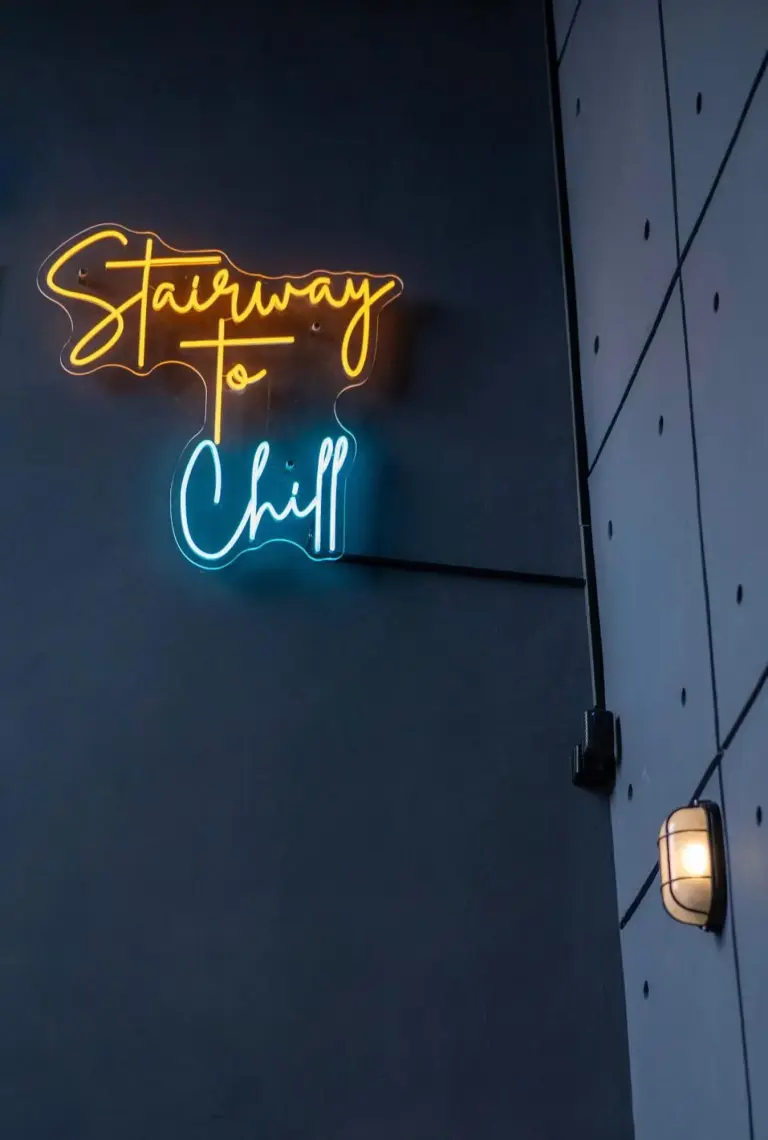 Neonschild in der Villa Camilia Puncak