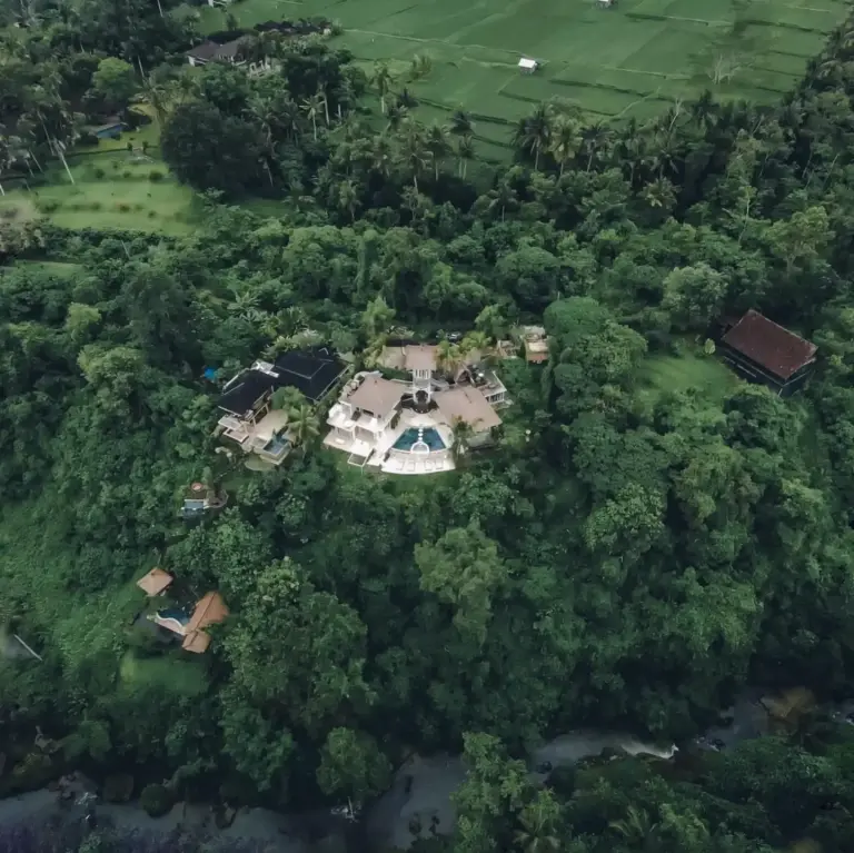 Vista aérea de Villa Cella Bella Ubud rodeada de exuberante vegetación