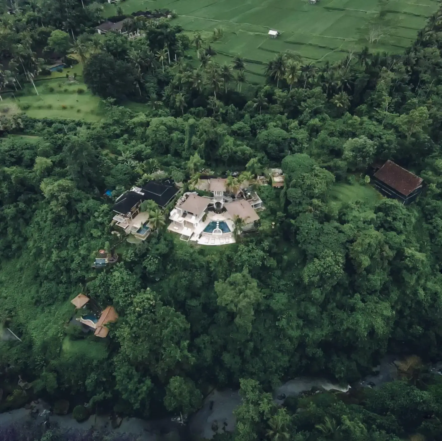 Vista aérea de Villa Cella Bella Ubud rodeada de exuberante vegetación