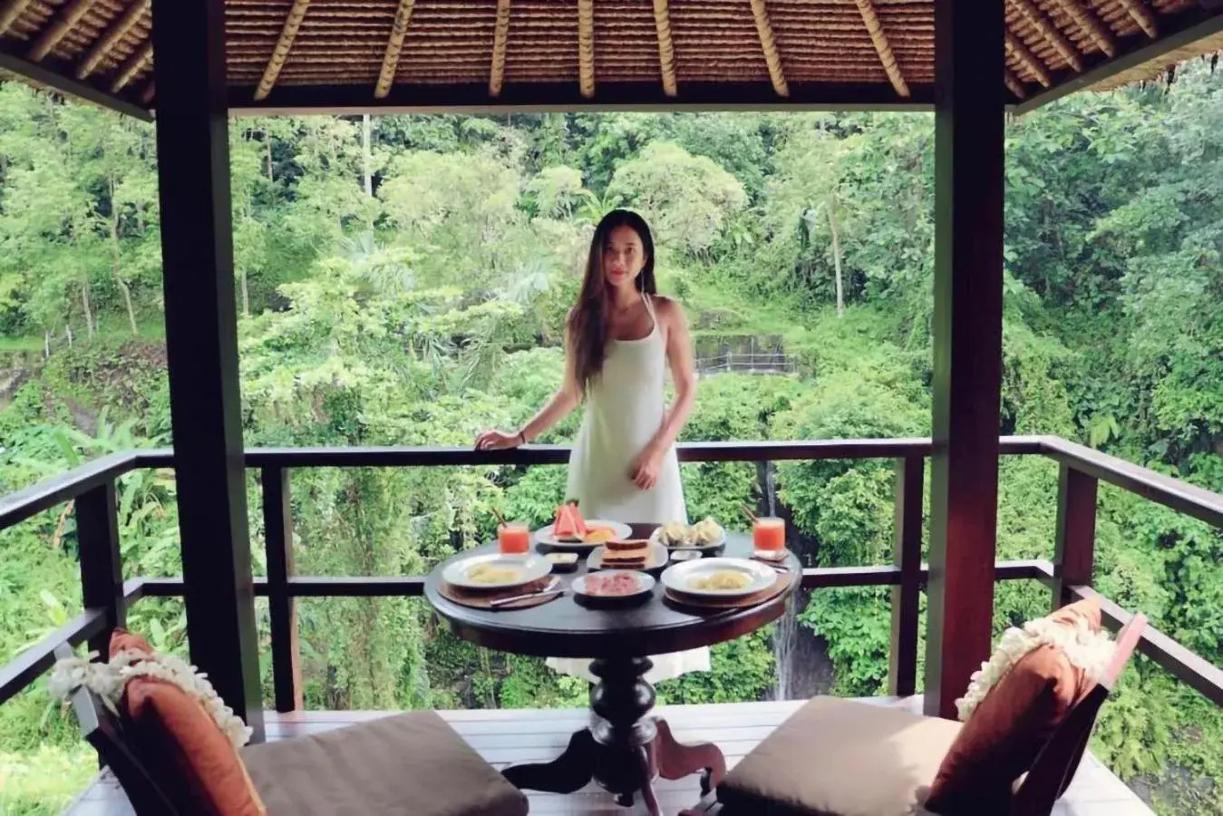 Mesa de comedor preparada en Villa Cella Bella Ubud