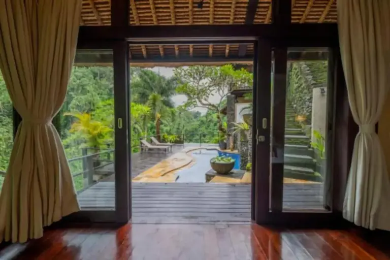 Vista desde la habitación con vistas a la piscina en Villa Cella Bella Ubud