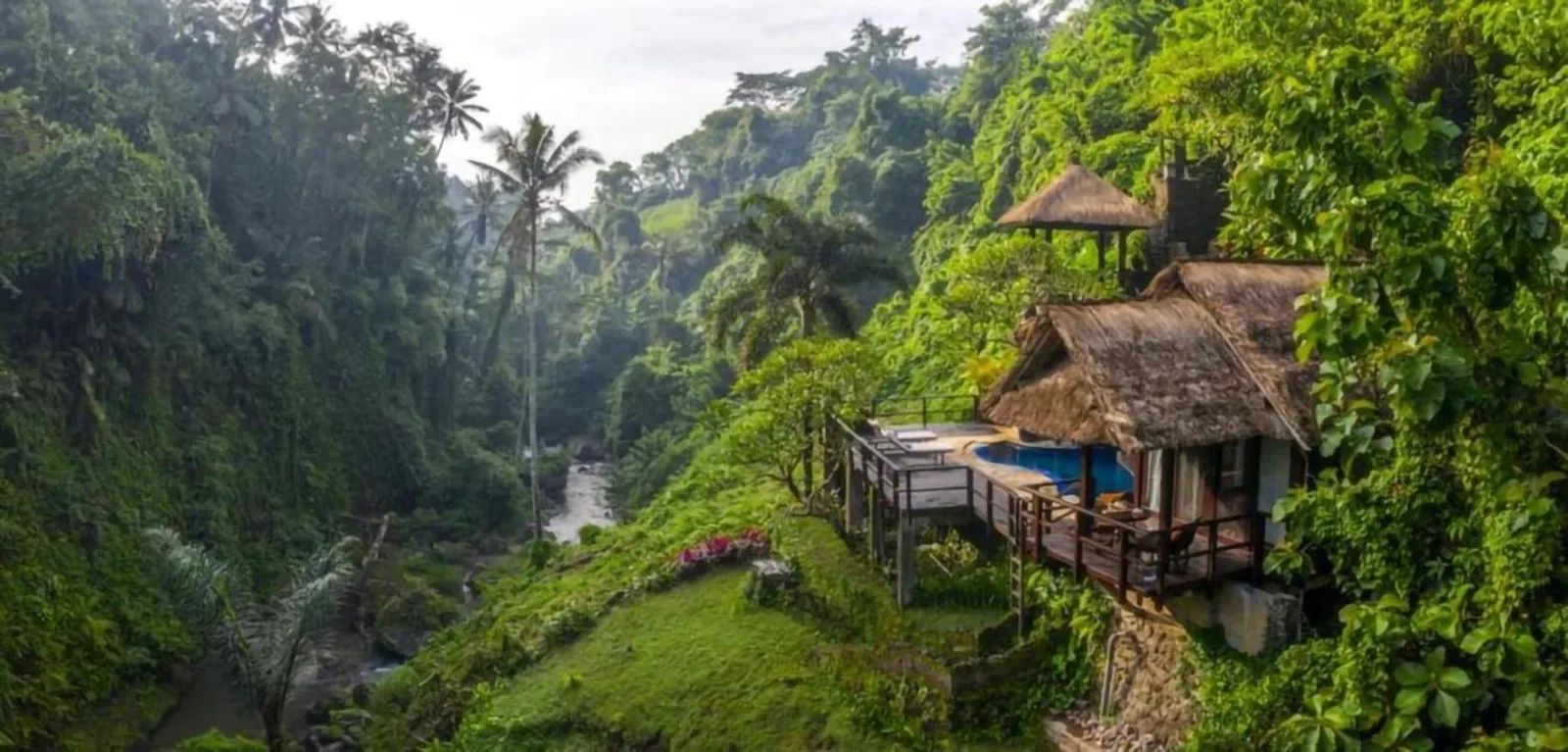 Vista de Villa Cella Bella Ubud rodeada de vegetación