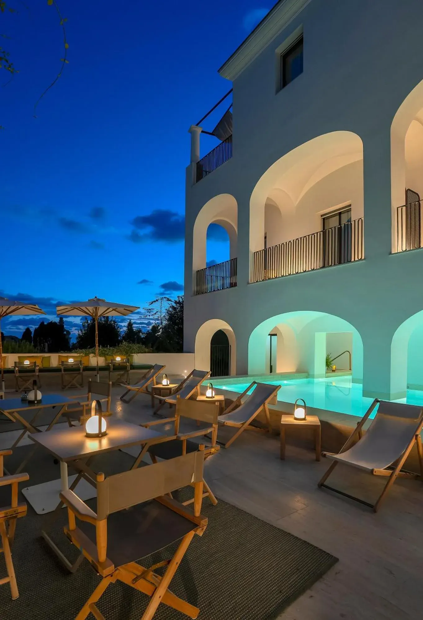 Poolbereich des Villa Certosa Boutique Hotel Capri mit Liegen
