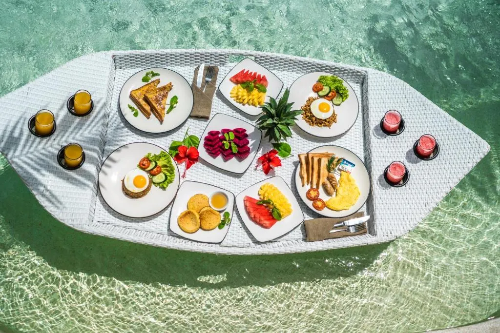 Desayuno en Villa Coconut Heaven servido en una bandeja flotante en Seminyak por Bali Villa Solutions