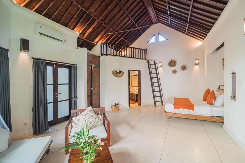 Sala de estar de Villa Coconut Heaven con asientos en Seminyak de Bali Villa Solutions