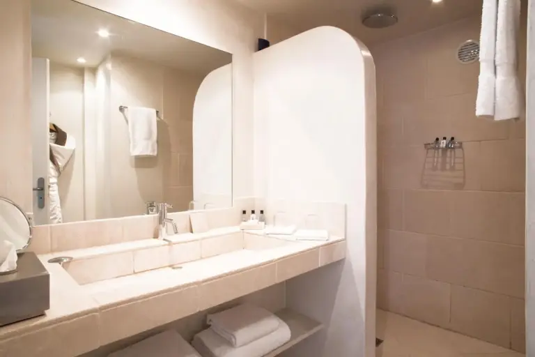 Villa Cosy bathroom featuring elegant design in Saint-Tropez