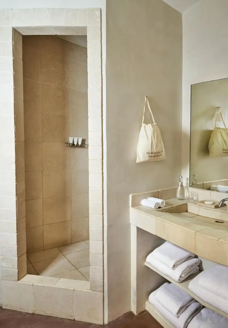 Duschbereich der Villa Cosy mit modernen Armaturen in Saint-Tropez