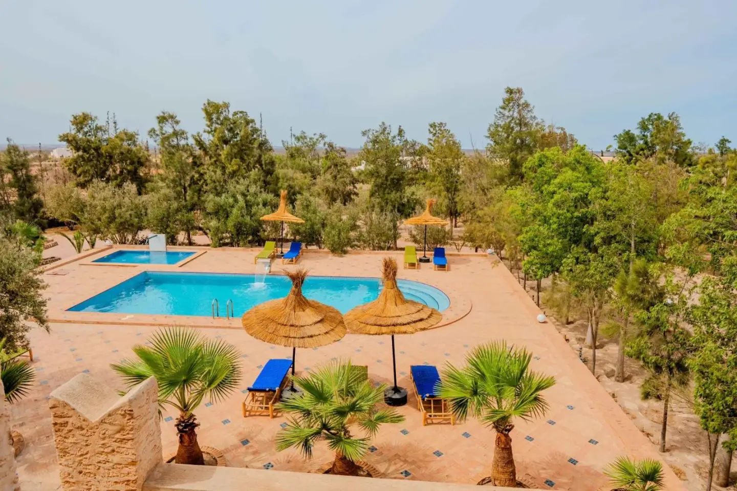 Vista aérea de la zona de piscina de Villa des Paons Essaouira