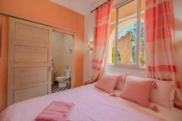 Dormitorio de Villa des Paons Essaouira con ventana