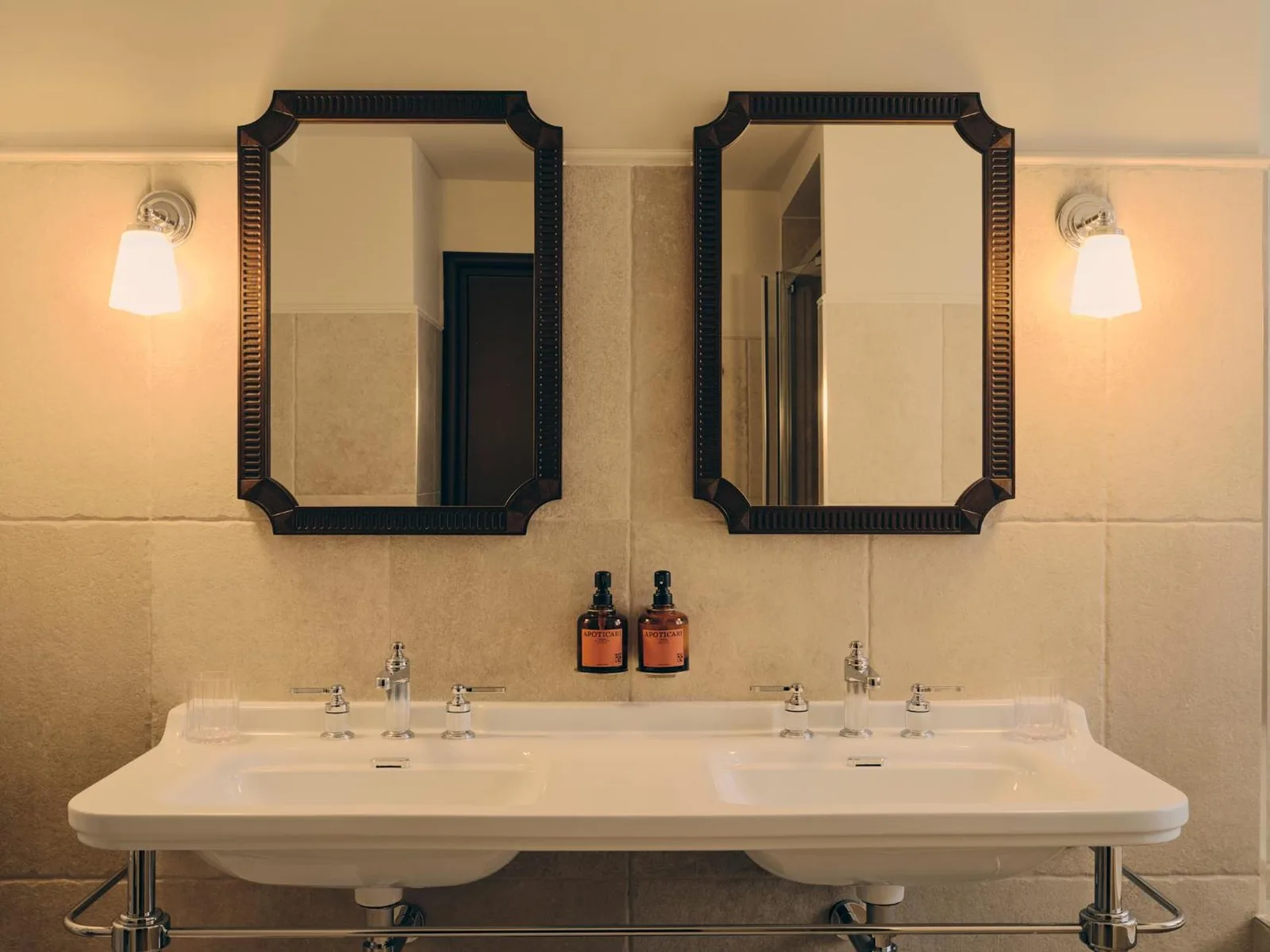 Villa Florentine, A Beauvallon Hotel & Spa – Lyon, France hotel – a bedroom with a large bed with white sheets and pillows at Villa Florentine