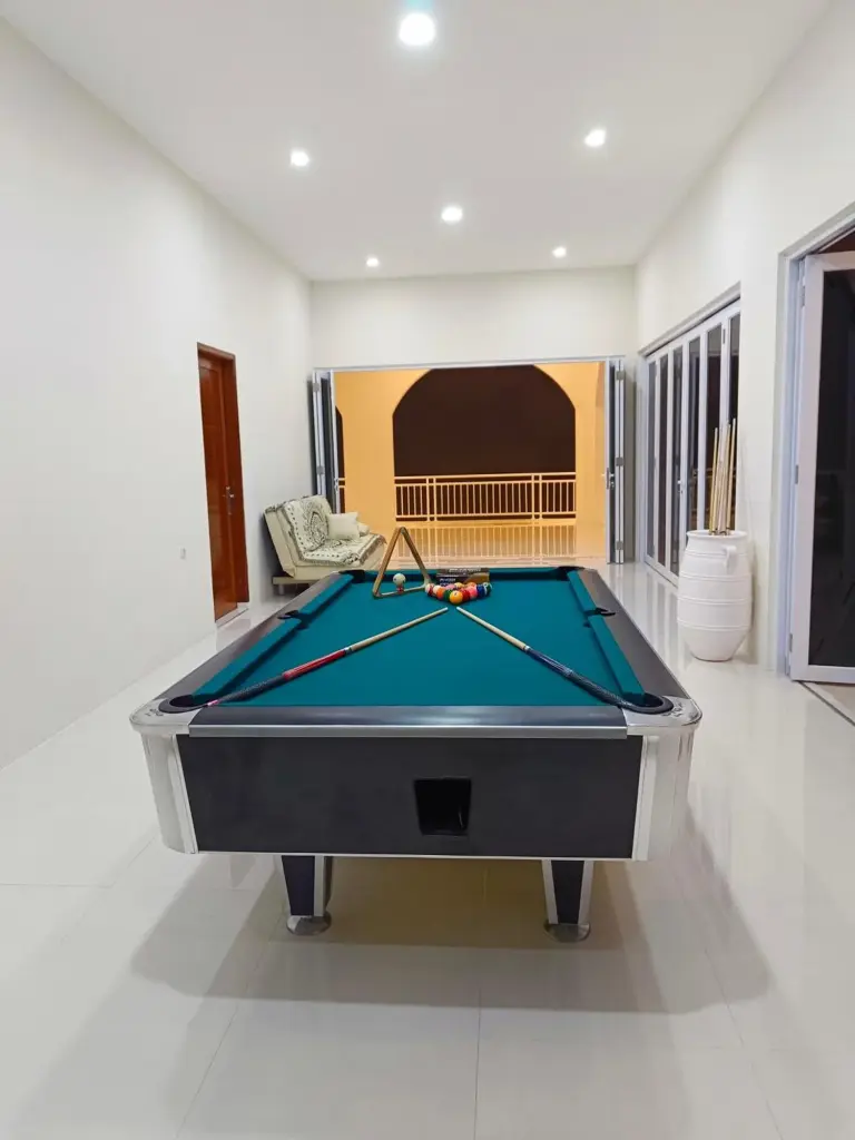 Game room with pool table in Villa Fortuna - Kinta mani