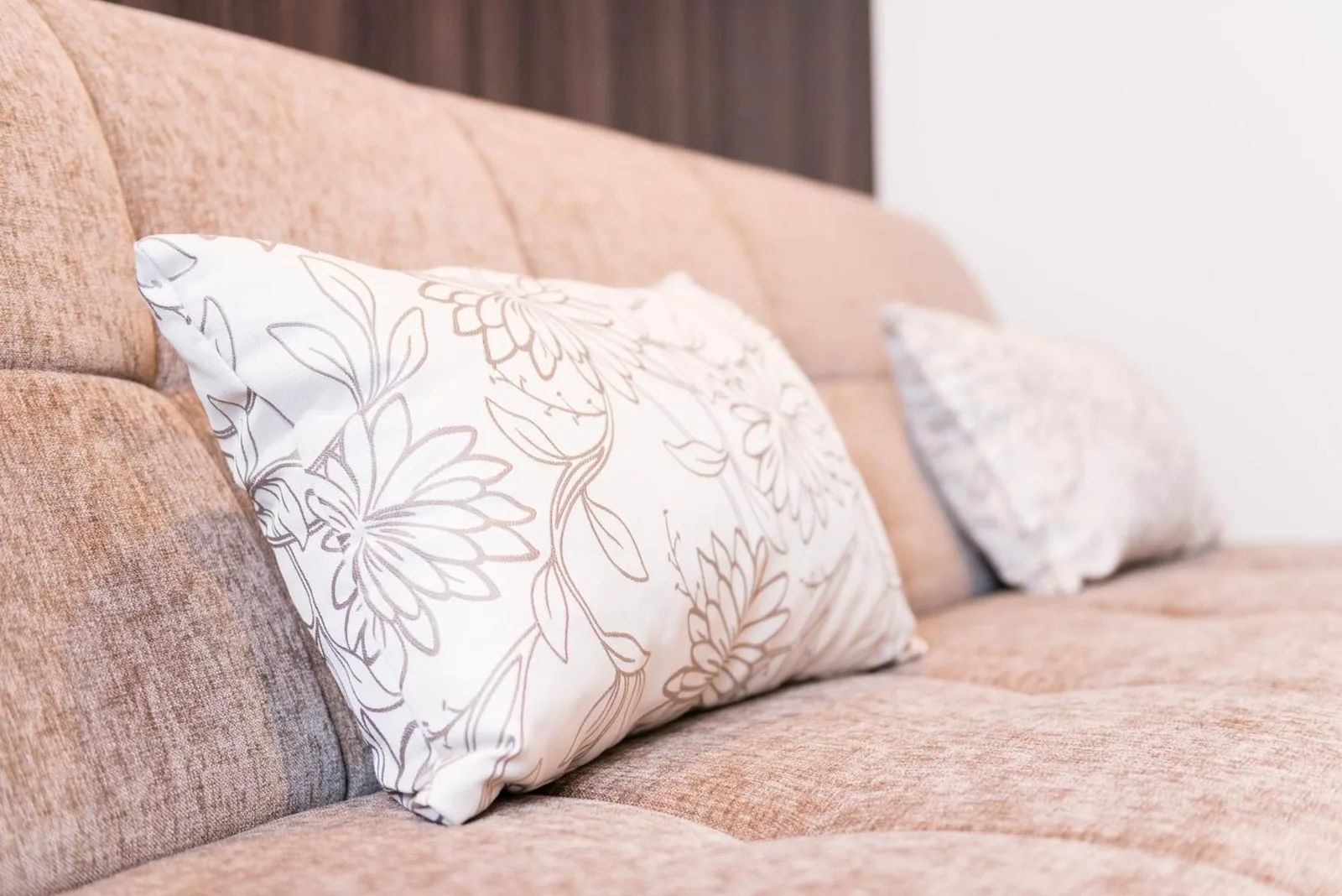 Villa Front Kyoto Seimei en Kioto primer plano de un sofá beige con cojines estampados