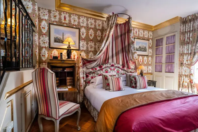 Villa Gallici Hôtel & Spa cozy bedroom with floral themes