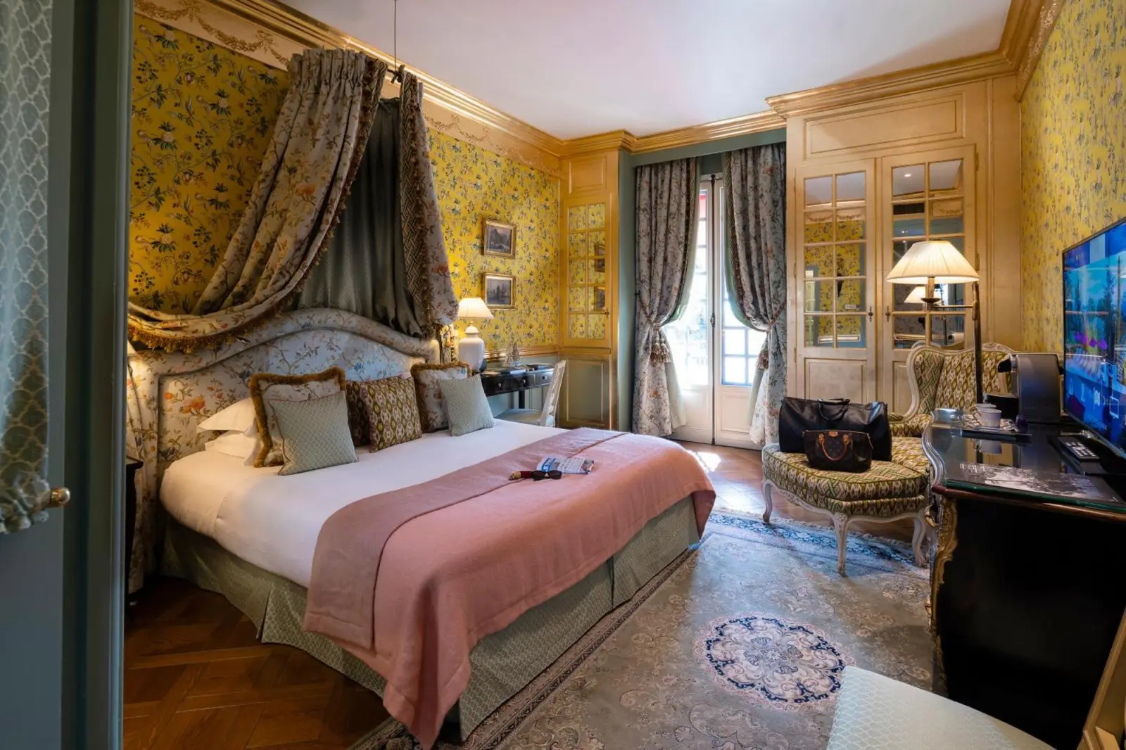 Villa Gallici Hôtel & Spa deluxe room with floral decor