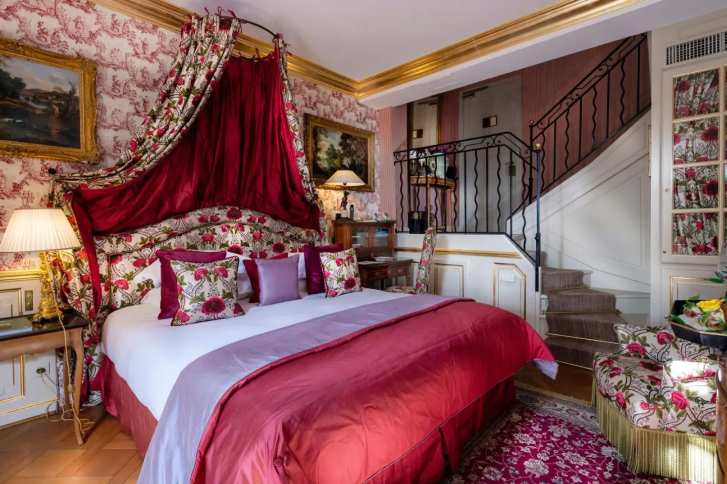 Villa Gallici Hôtel & Spa elegant suite with staircase