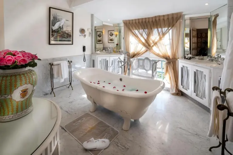 Villa Gallici Hôtel & Spa luxury bathtub with rose petals