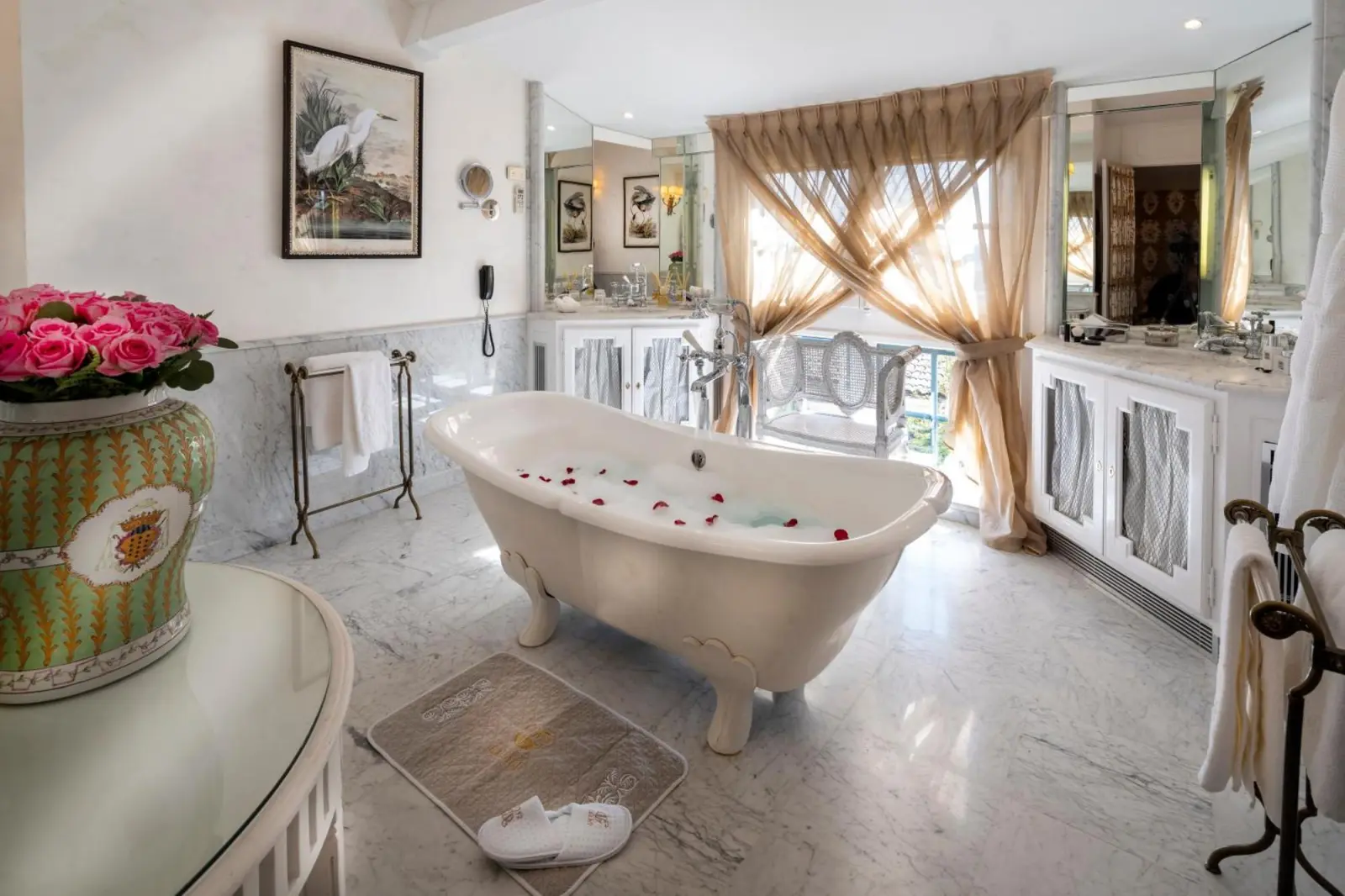 Villa Gallici Hôtel & Spa luxury bathtub with rose petals