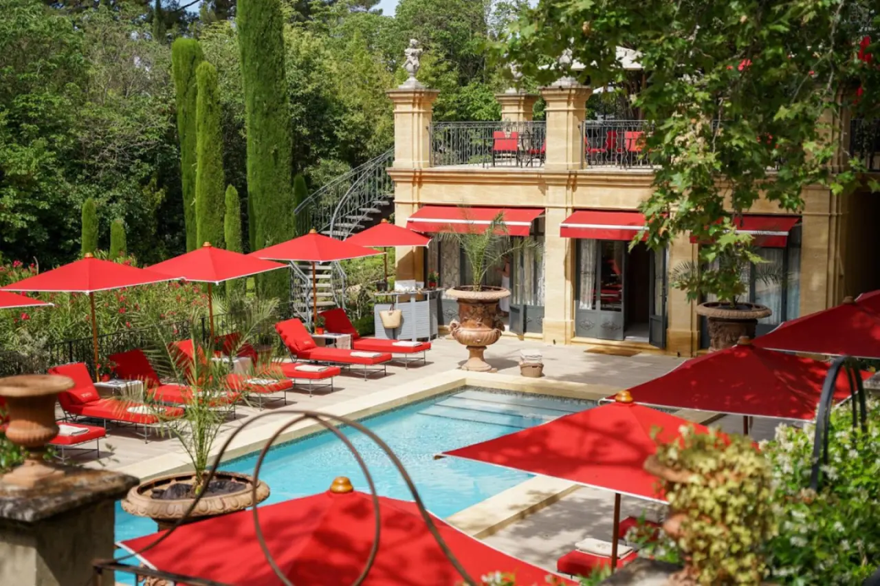 Villa Gallici Hôtel & Spa outdoor pool with red umbrellas