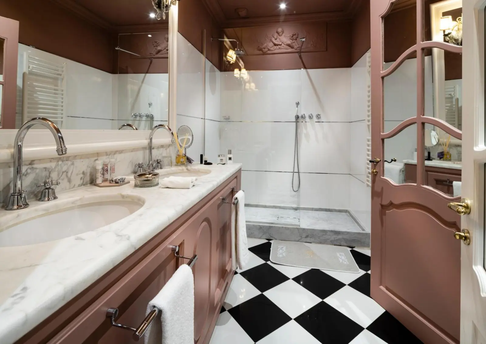 Villa Gallici Hôtel & Spa stylish bathroom with walk-in shower