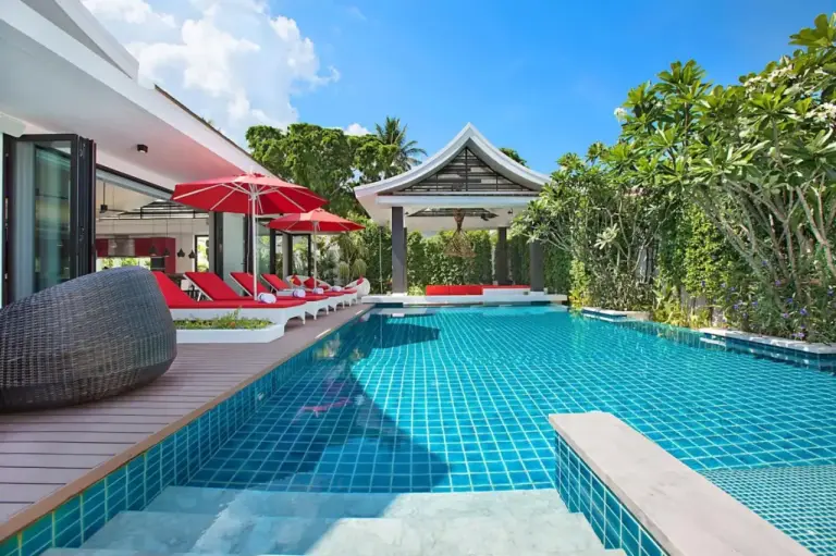 Villa Julia Koh Samui Poolblick mit tropischer Bepflanzung